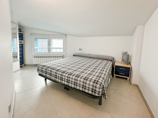 Renovated top floor flat in L'Escala, private garage