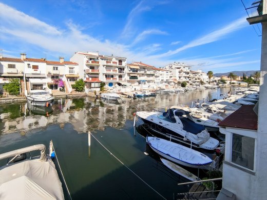 Maison de pêcheur avec amarre de 9m x 3m
