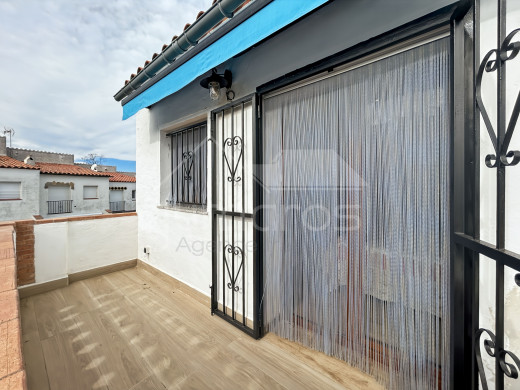 Casa renovada con terraza, piscina y garaje
