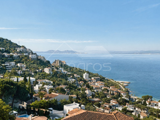 Apartamento reformado, vistas excepcionales a la Bahía de Roses, parking