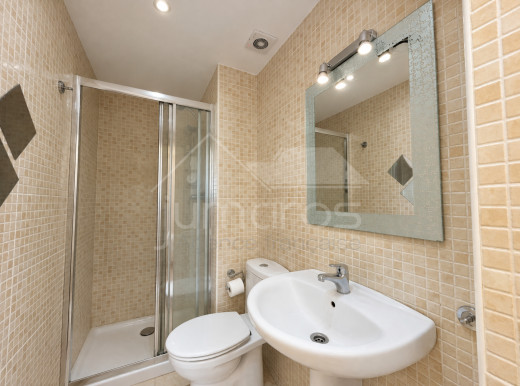 Piso de dos habitaciones, piscina comunitaria y aparcamiento privado