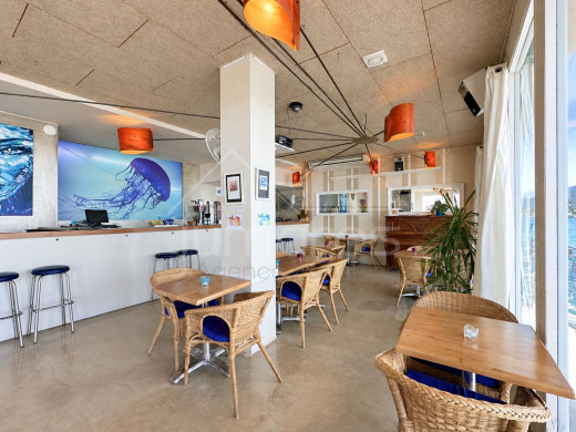 Restaurant en première ligne de mer à L’Escala avec grande terrasse