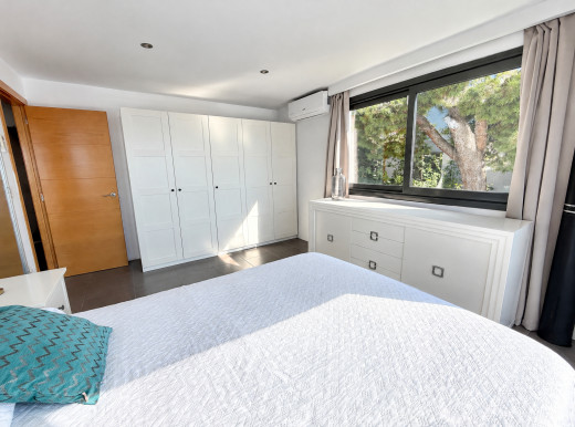 Villa mit privatem Pool und Panoramablick auf die Bucht von Roses.