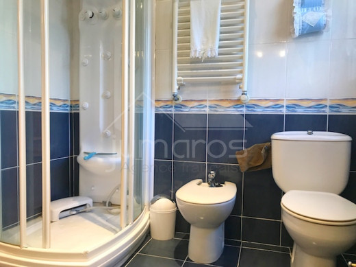 3 chambres, piscine privée, garage fermé et 2 places parking
