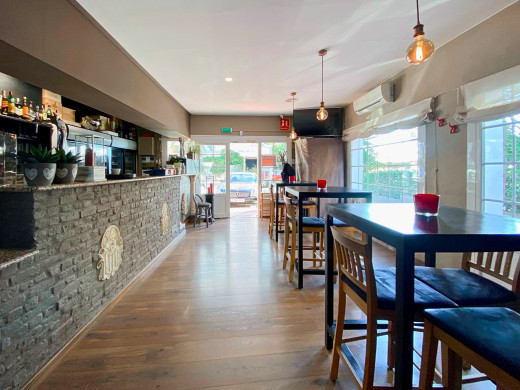 Restaurante en venta con amarre para embarcaciones en Roses