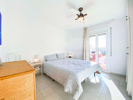 Appartement avec de belles vues, grande terrasse et parking à Empuriabrava