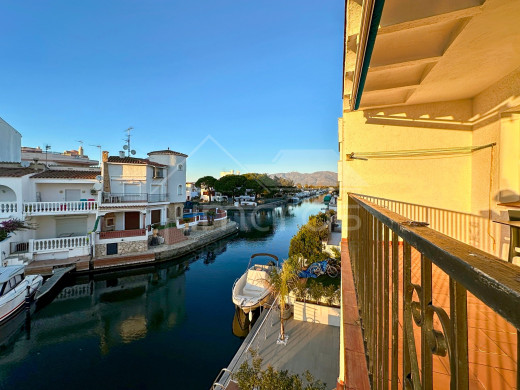 Appartement moderne avec vue sur le canal et grande terrasse