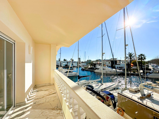 Apartment with mooring and tourist license, renovated in Empuriabrava