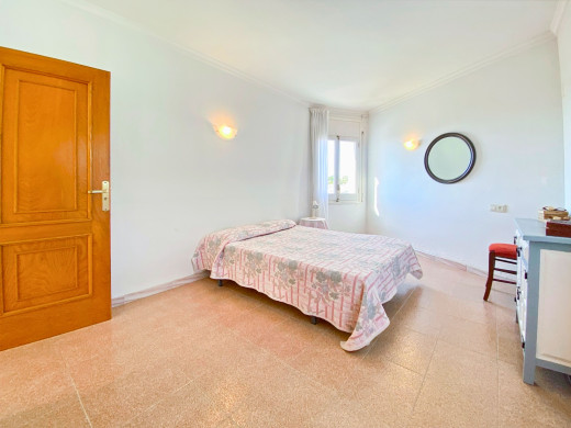 Sea view house with pool in the city centre of Roses