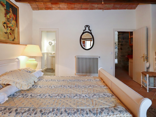 Farmhouse with outbuilding and 5000m2 of land in Catalonia