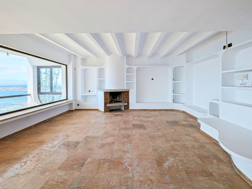 Villa with 180º sea views for sale in Roses, to renovate
