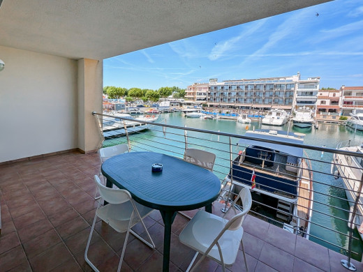 3 apartment building with garage and 20 m mooring in Empuriabrava