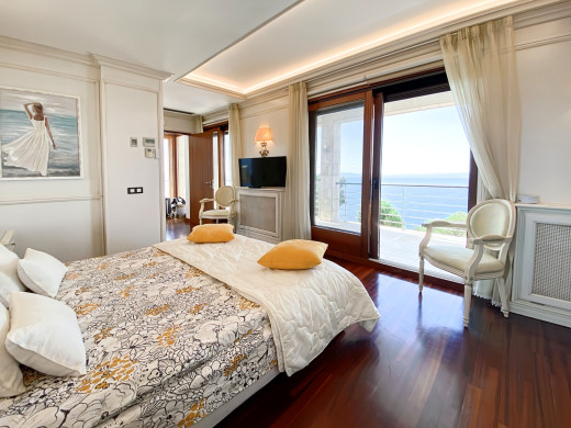 Villa de lujo con vistas panorámicas al mar y licencia turística en Roses