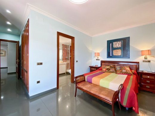Casa con piscina y grandes garajes en Castellón d'Empúries
