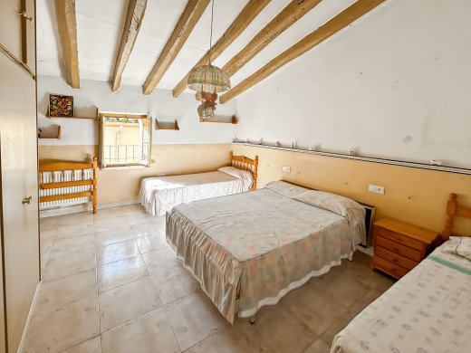 Gran casa de pueblo en Borrassà con mucho potencial