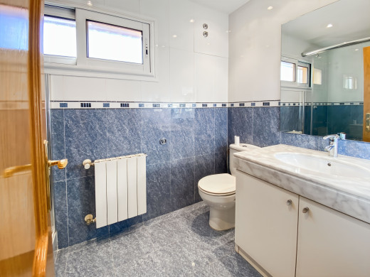 Haus mit Pool, Garten und Garage in Vilamalla
