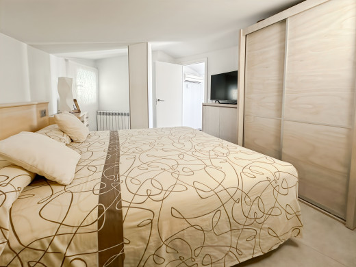 Renovated top floor flat in L'Escala, private garage