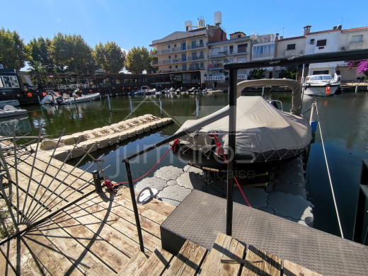 Maison de pêcheur avec amarre de 9m x 3m