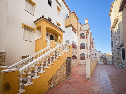 Piso + aparcamiento + trastero, a 50 m de la playa y con licencia turística