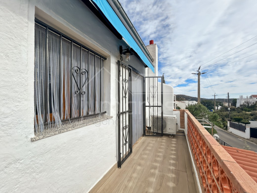 Casa renovada con terraza, piscina y garaje
