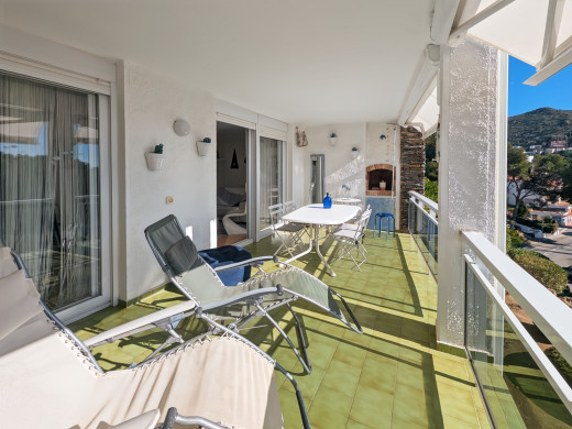 Apartment with sea views, large terrace, parking, and storage room – Canyelles Beach
