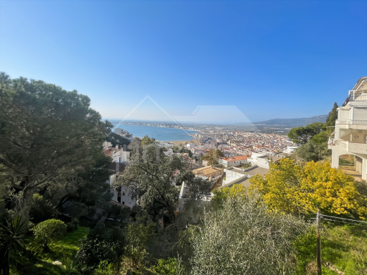 Apartment with sea view, tourist license, and parking in Roses