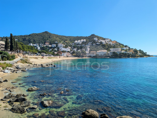 Seafront apartment with a tourist licence in Roses