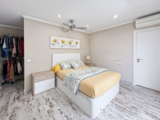 House with a tourist licence, 3 flats and a swimming pool