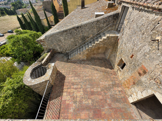 Village house to renovate opposite Bellcaire d’Empordà Castle