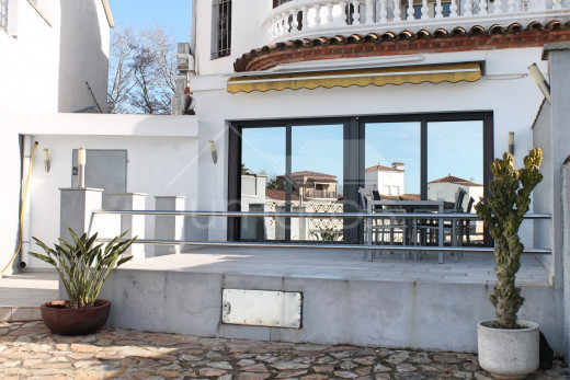 Villa canal con 4 dormitorios, piscina y amarre privado.