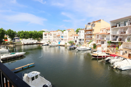 Appartement moderne avec vue sur le canal et grande terrasse