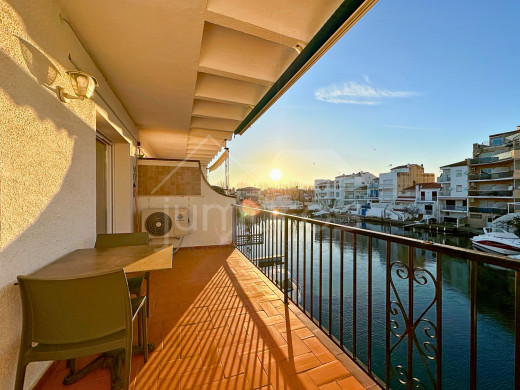 Appartement moderne avec vue sur le canal et grande terrasse