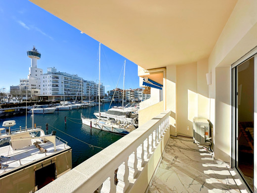 Apartment with mooring and tourist license, renovated in Empuriabrava