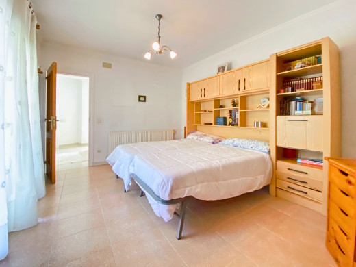 Sea view house with pool in the city centre of Roses