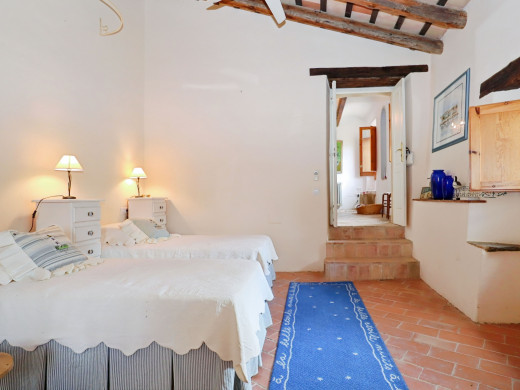Farmhouse with outbuilding and 5000m2 of land in Catalonia