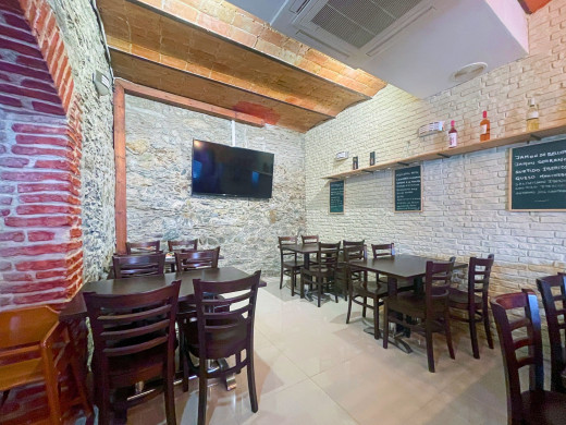 Immeuble avec appartement et restaurant en vente à Roses