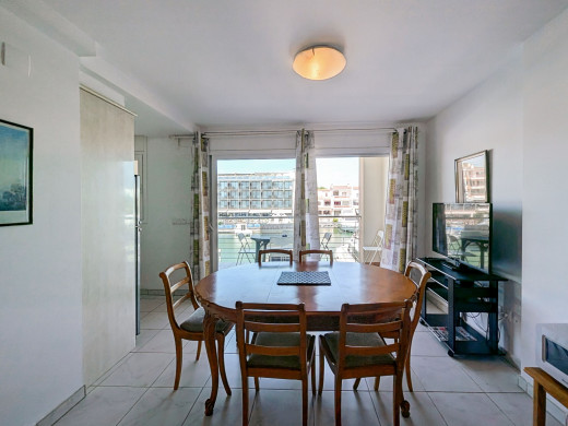 3 apartment building with garage and 20 m mooring in Empuriabrava