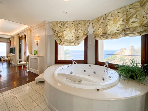 Villa de lujo con vistas panorámicas al mar y licencia turística en Roses