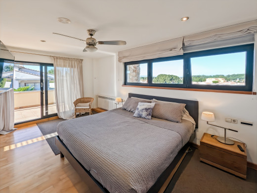 Maison de luxe à l'Escala avec grand jardin, piscine et garage