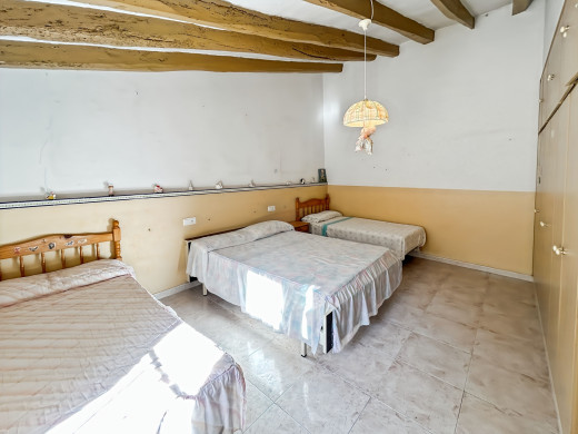 Gran casa de pueblo en Borrassà con mucho potencial