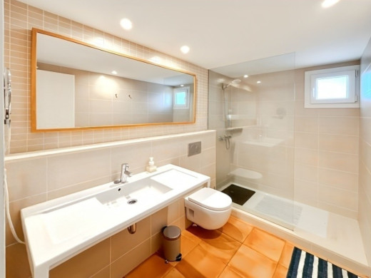 Casa con garaje en venta en Cadaqués, vista al mar y cerca de la playa