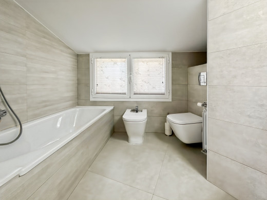 Renovated top floor flat in L'Escala, private garage