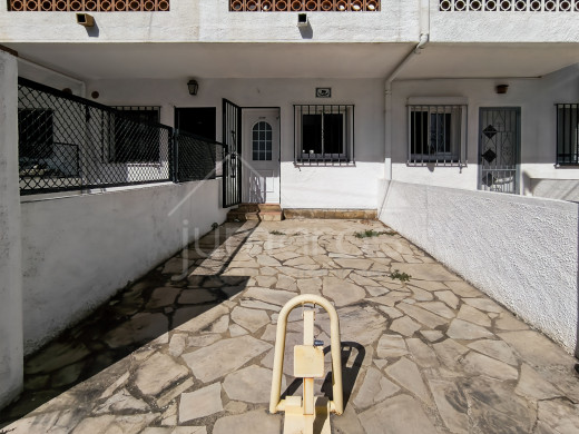 Maison de pêcheur avec amarre de 9m x 3m