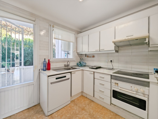 Apartment with sea views, large terrace, parking, and storage room – Canyelles Beach