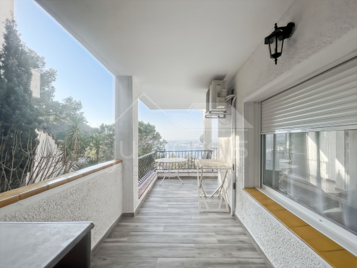 Apartment with sea view, tourist license, and parking in Roses