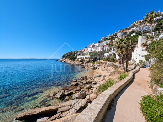 Seafront apartment with a tourist licence in Roses