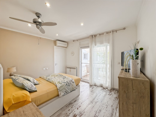 House with a tourist licence, 3 flats and a swimming pool