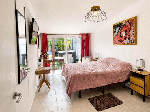 Casa de planta baja con piscina y jardín en Empuriabrava