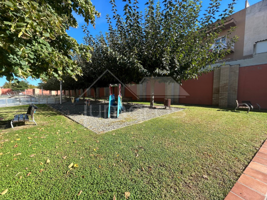 Piso de dos habitaciones, piscina comunitaria y aparcamiento privado