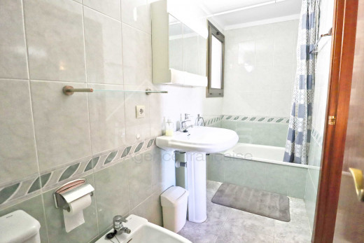3 habitaciones, primera línea, vista mar, piscina y parking